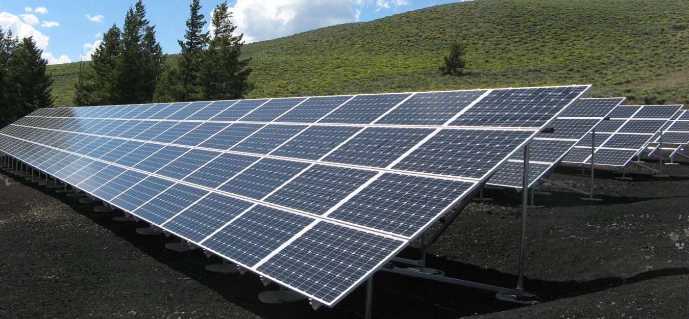 Solarpark met drie rijen zonnepanelen